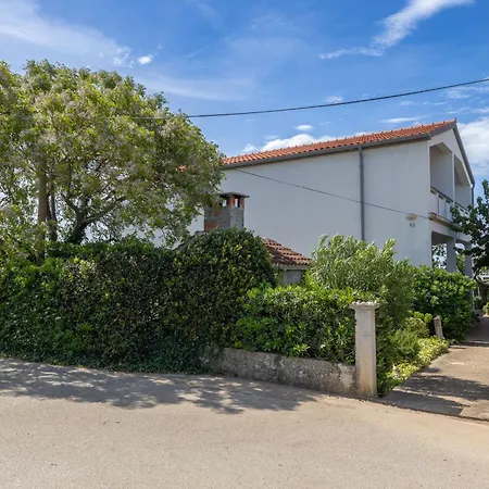 Appartement Perinic, No 2 *